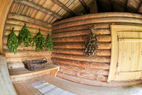 Escobas de abedul para una sala de vapor en baño de madera tradicional rusa — Foto de Stock