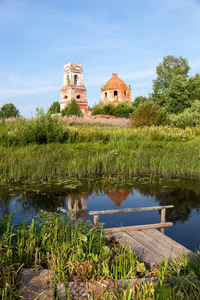 Русский летний пейзаж с древней церковью на заднем плане — стоковое фото