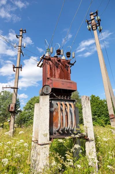 Power transformer against the blue sky background — Stock Photo, Image