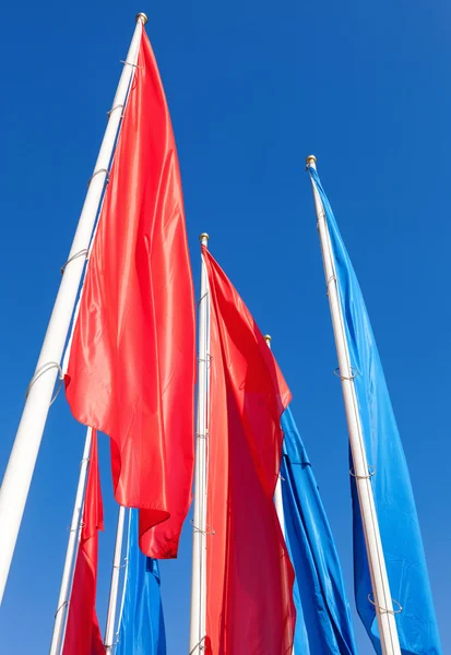 Drapeaux colorés sur fond bleu ciel — Photo