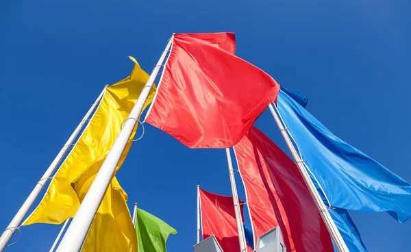 Banderas coloridas sobre fondo azul del cielo — Foto de Stock