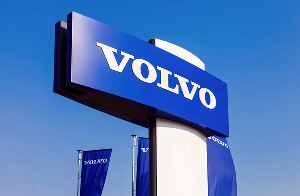 SAMARA, RUSIA - 21 de septiembre de 2014: El concesionario Volvo vuelve a firmar — Foto de Stock