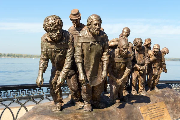 SAMARA, RUSIA - 12 DE SEPTIEMBRE DE 2014: Monumento de bronce de una pintura —  Fotos de Stock