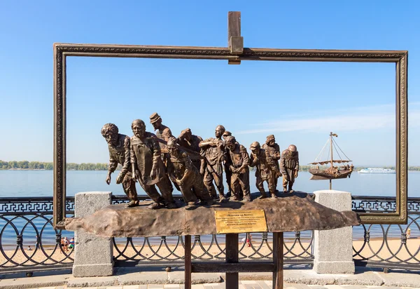 SAMARA, RUSIA - 12 DE SEPTIEMBRE DE 2014: Monumento de bronce de una pintura — Foto de Stock