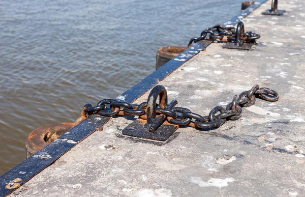 Ligplaats op een pier in peterhof harbor in de buurt van Sint-petersburg, russ — Stockfoto