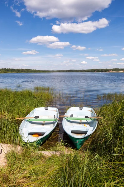 Sjön landskap med två träbåt på sommaren — Stockfoto