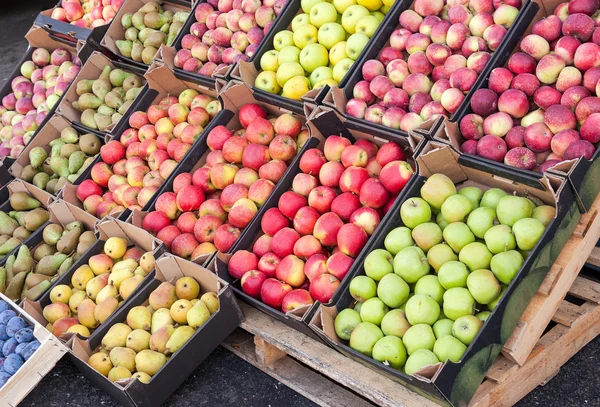 Mele e pere fresche in vendita al mercato agricolo — Foto Stock