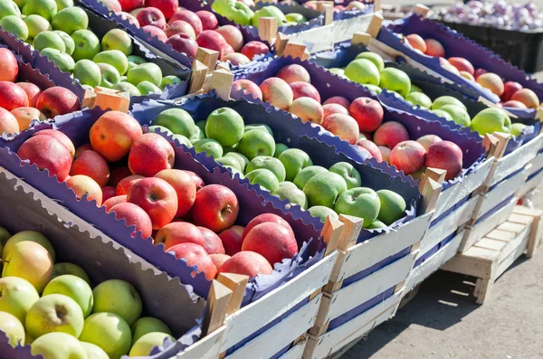 Frische rote und grüne Äpfel zum Verkauf auf dem Bauernmarkt — Stockfoto