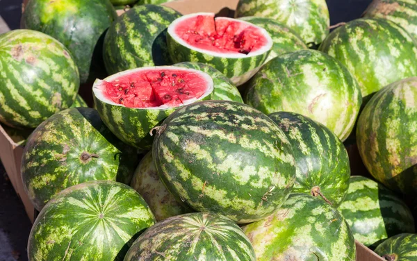 Frische Wassermelonen zum Verkauf auf dem lokalen Bauernmarkt — Stockfoto