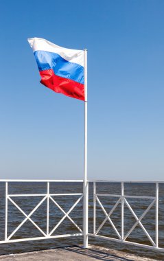 Rus bayrağı üzerinde mavi gökyüzü Rüzgar sallıyor