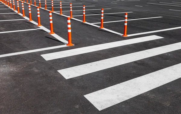 Marques de circulation blanches avec un passage pour piétons sur un asph gris — Photo