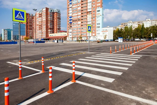 Marcas de tráfico blancas con un paso peatonal en un asph gris —  Fotos de Stock