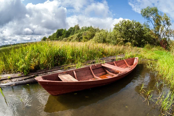 Oude houten boot aan het meer in de zomerdag — Stockfoto