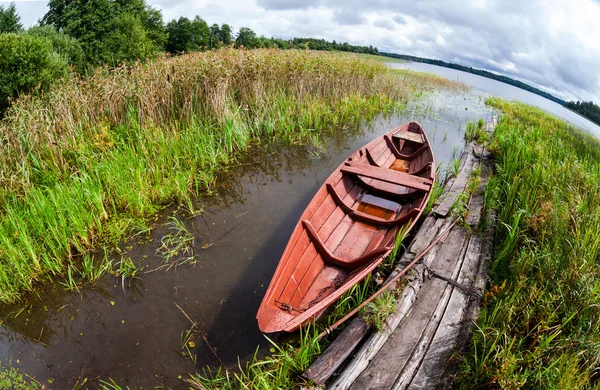 Gammal träbåt vid sjön på sommardagen — Stockfoto