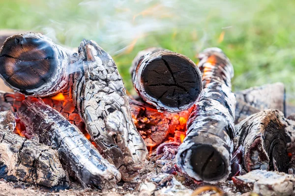 Nahaufnahme von heißem Brennholz am Lagerfeuer — Stockfoto