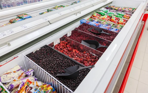 SAMARA, RUSSIA - 23 SETTEMBRE 2014: Vetrina con frutta congelata — Foto Stock