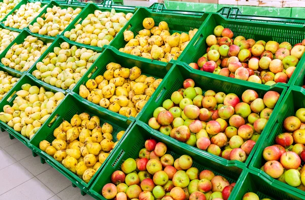Frutta fresca pronta per la vendita al supermercato — Foto Stock