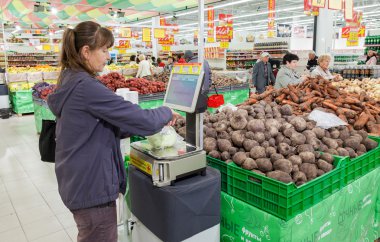 Samara, Rusya Federasyonu - 23 Eylül 2014: genç kadın vegeta Tartım