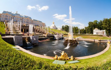 Rusya, saint - petersburg - Ağustos 6, 2014: pe içinde büyük çağlayan