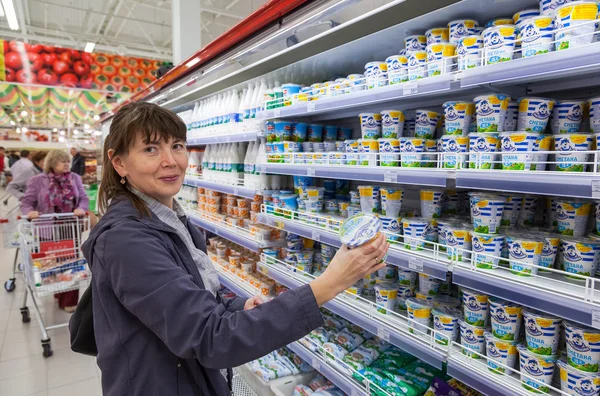 SAMARA, RUSIA - 23 DE SEPTIEMBRE DE 2014: Mujer joven eligiendo fresca —  Fotos de Stock