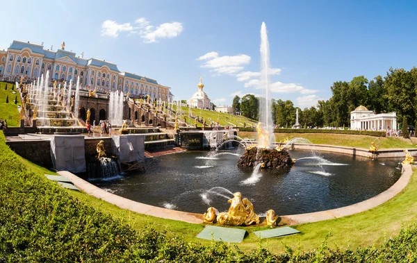 RUSIA, SAN - PETERSBURG - 6 DE AGOSTO DE 2014: Gran Cascada en Pe —  Fotos de Stock