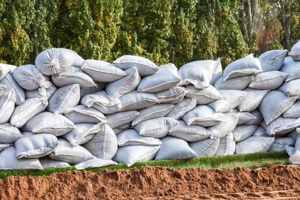 Sandsäckar översvämning försvar eller militär användning — Stockfoto