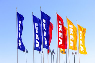 IKEA bayrakları gökyüzüne karşı