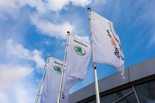 Les drapeaux de Skoda sur le ciel bleu — Photo