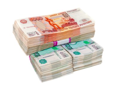 Beyaz arkaplanda izole edilmiş Rus rublesi banknotları