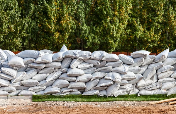 Sandsäckar översvämning försvar eller militär användning — Stockfoto