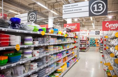 Samara, Rusya Federasyonu - 28 Eylül 2014: koridor görünümü bir hipermarket