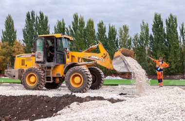 Samara, Rusya Federasyonu - 28 Eylül 2014: ağır buldozer yükleme ve