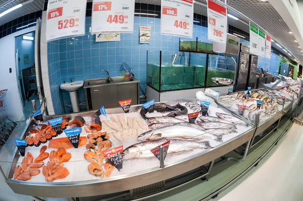 Samara, Rusko - 28 září 2014: syrové ryby připravené k prodeji v — Stock fotografie
