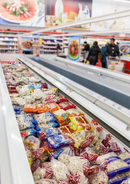 Vetrina con prodotti congelati al supermercato — Foto Stock