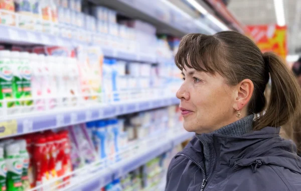Mujer joven elegir leche fresca produce — Foto de Stock