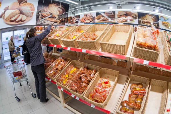 Young woman choosing fresh bakery products — Stock Photo, Image