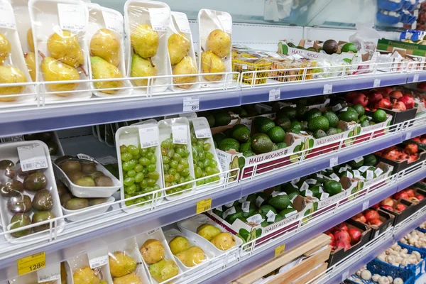 Escaparate con frutas frescas en el supermercado —  Fotos de Stock