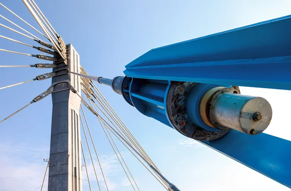 Cavo moderno ponte pilone contro cielo blu — Foto Stock