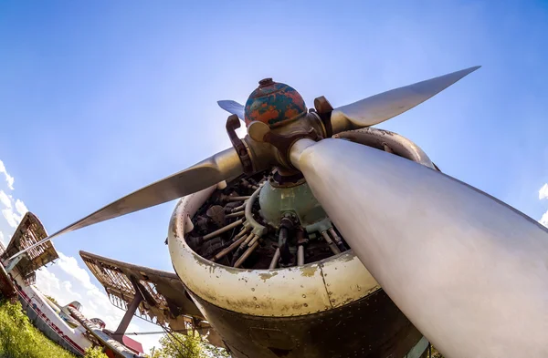 Motor och propeller av vintage flygplan mot blå himmel — Stockfoto