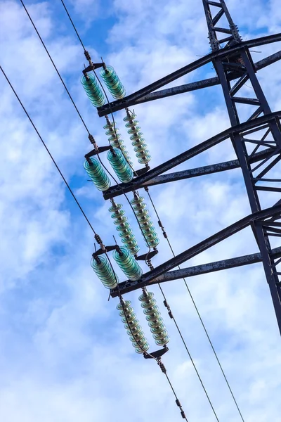 Torre elétrica de alta tensão contra o céu azul — Fotografia de Stock