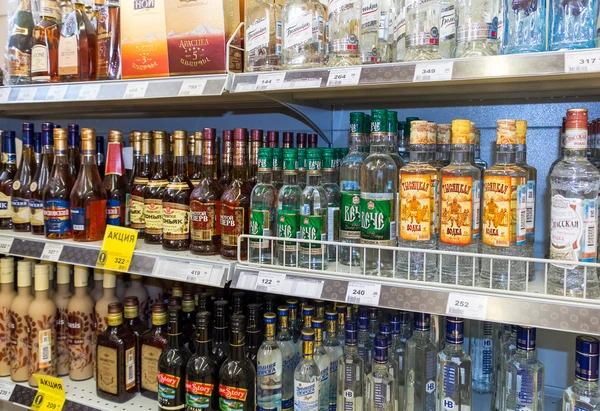 Borovitsji, Rusland - 11 juli 2014: vitrine alcoholhoudende dranken — Stockfoto