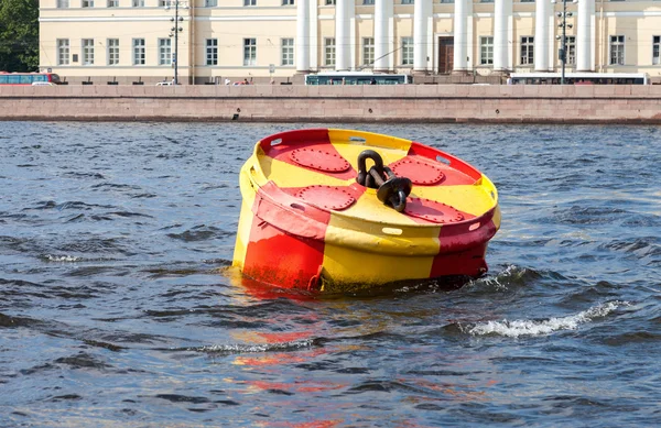 Anker boei op de rivier de Neva in Sint-Petersburg, Rusland — Stockfoto