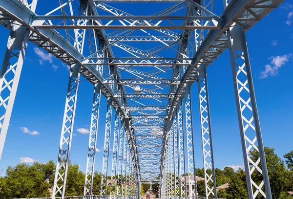 Detalle del puente de arco de acero sobre el río Msta. Región de Novgorod , —  Fotos de Stock