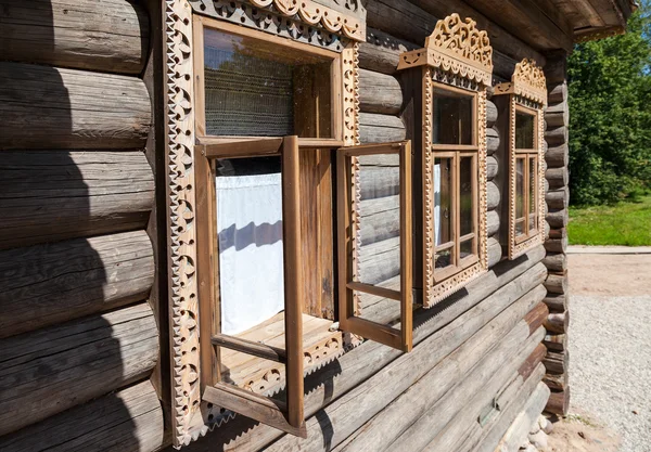 Windows på fasaden på det gamla trähuset — Stockfoto