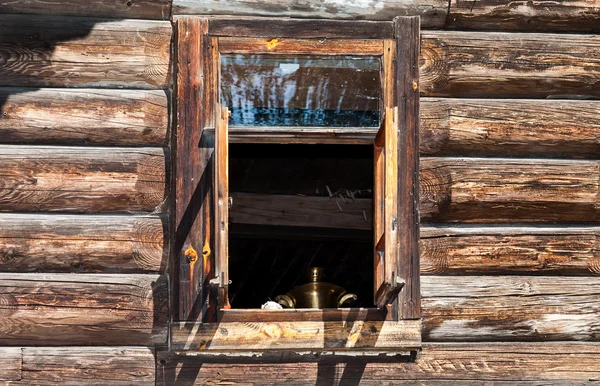 Öppna fönstret i det gamla lantliga trähuset — Stockfoto