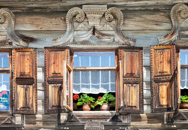 Fenster an der Fassade des Holzhauses. altes russisches Land — Stockfoto