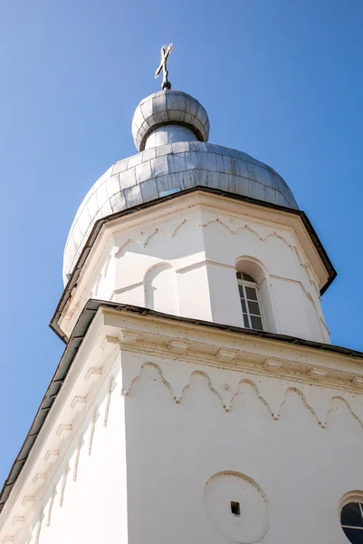 Bellfry van St. George's Klooster in Veliky Novgorod, Rusland — Stockfoto