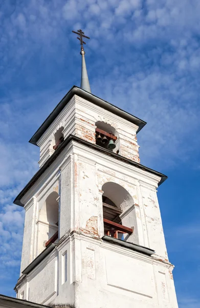 Bellfry van oude Russische kerk tegen blauwe hemel — Stockfoto