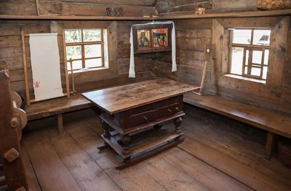 НОВГОРОД, РОССИЯ - 23 июля 2014 г.: Интерьер старинного деревенского деревянного дома — стоковое фото