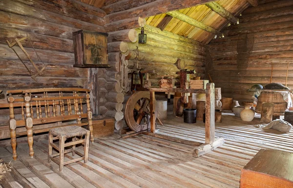 NOVGOROD, RUSSIA - 23 LUGLIO 2014: Interno della vecchia h rurale in legno — Foto Stock